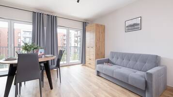 Studio, Balcony | Bed sheets