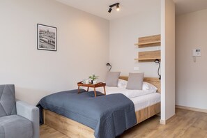 Studio, Balcony | Bed sheets - Cozy Apartment Klimeckiego 8A by Renters (Kraków)