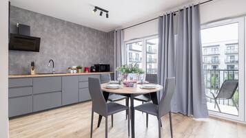 Estudio, balcón | Cocina privada | Microondas, lavavajillas y cafetera y tetera