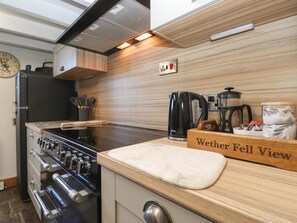 Cottage | Private kitchen | Fridge, electric kettle, toaster, cookware/dishes/utensils