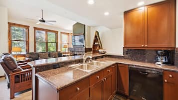 Condo, 1 Bedroom | Private kitchen | Oven, coffee/tea maker