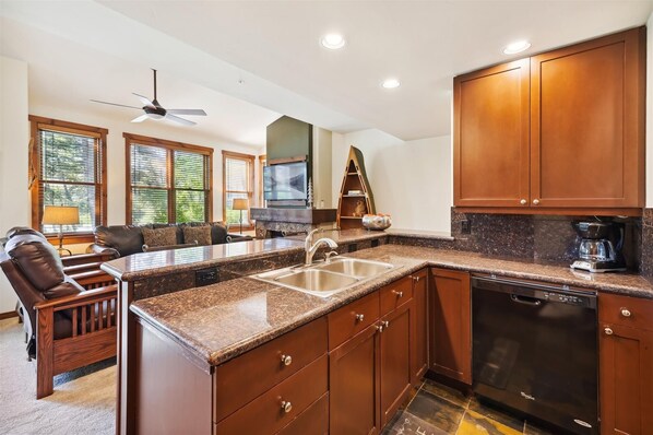 Condo, 1 chambre | Cuisine privée | Réfrigérateur, un four, cafetière-théière, grille-pain