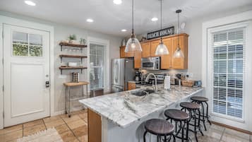 House, 3 Bedrooms | Private kitchen | Fridge, oven, coffee/tea maker, toaster