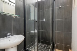 Free WiFi, bed sheets - Inn & Out Express Sea Point (Cape Town)