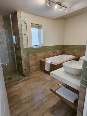 Luxury-Suite | Badezimmer | Badewanne und Dusche (separat), Komfortbadewanne, Haartrockner