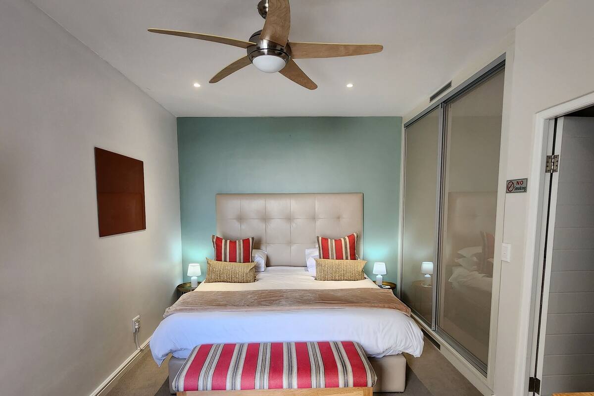 Luxe suite, 1 kingsize bed, gedeeltelijk uitzicht op oceaan | 1 slaapkamer, lakens van Egyptisch katoen, luxe beddengoed