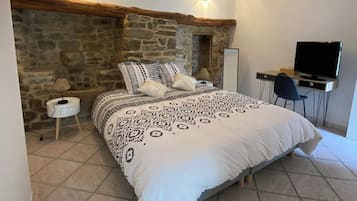 Traditional Room | Desk, laptop workspace, soundproofing, free WiFi