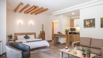 Deluxe Studio | In-room safe, iron/ironing board, free WiFi, bed sheets