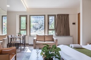 Deluxe Suite | In-room safe, iron/ironing board, free WiFi, bed sheets - Scape by Villa John (Laklouk)