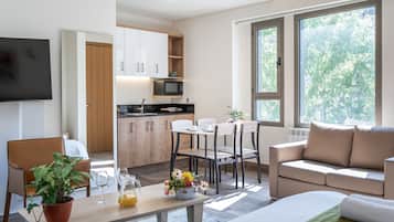 Deluxe Suite | 2 bedrooms, in-room safe, iron/ironing board, free WiFi