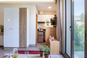 Caja de seguridad en la habitación y tabla de planchar con plancha 