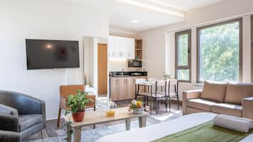 Deluxe Suite | 2 bedrooms, in-room safe, iron/ironing board, free WiFi