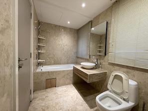 SĂšche-cheveux, bidet, serviettes fournies, shampoing
