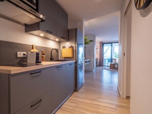 Kühlschrank, Mikrowelle, Herdplatte, Wasserkocher mit Kaffee-/Teezubehör