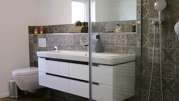 Douche, sĂšche-cheveux, serviettes fournies, savon