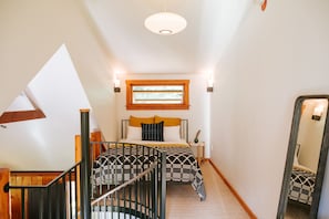 Loft Duplex w/ Deck | Premium bedding, free WiFi, bed sheets - The Leeway (Mount Tremper)