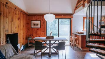 Loft Duplex w/ Deck | In-room dining