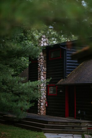 Exterior - The Leeway (Mount Tremper)