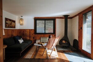 套房 | 起居区 | 43-英寸智能电视（配备数码频道）