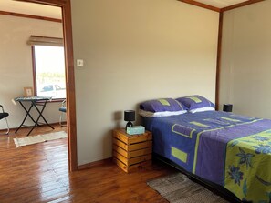 1 bedroom, WiFi, bed sheets - Cozy wooden cabin overlooking the foot of the Tswapong Hills in Palapye. (Palapye)