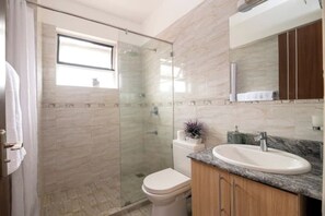 Secadora de cabello, toallas, jabón, papel de baño