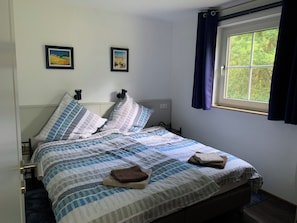 3 bedrooms, desk, travel cot, free WiFi