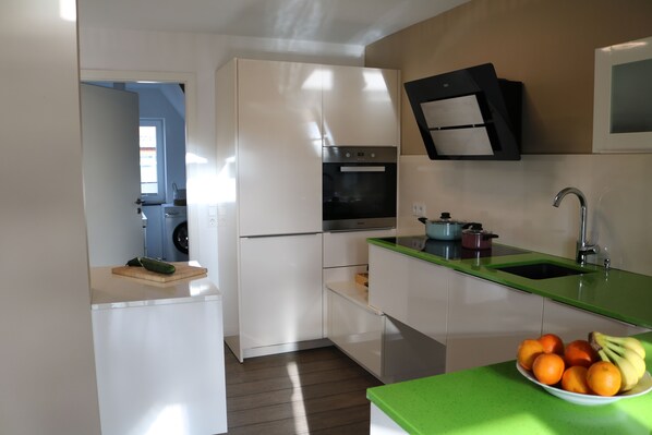 Refrigerador, horno, parrilla de estufa y lavavajillas 