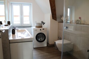 Shower, hair dryer, towels, soap - Wohnung By Façon Apartment mit Terrasse (Eckernförde)