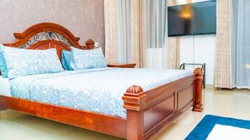 4 bedrooms, iron/ironing board, WiFi, bed sheets