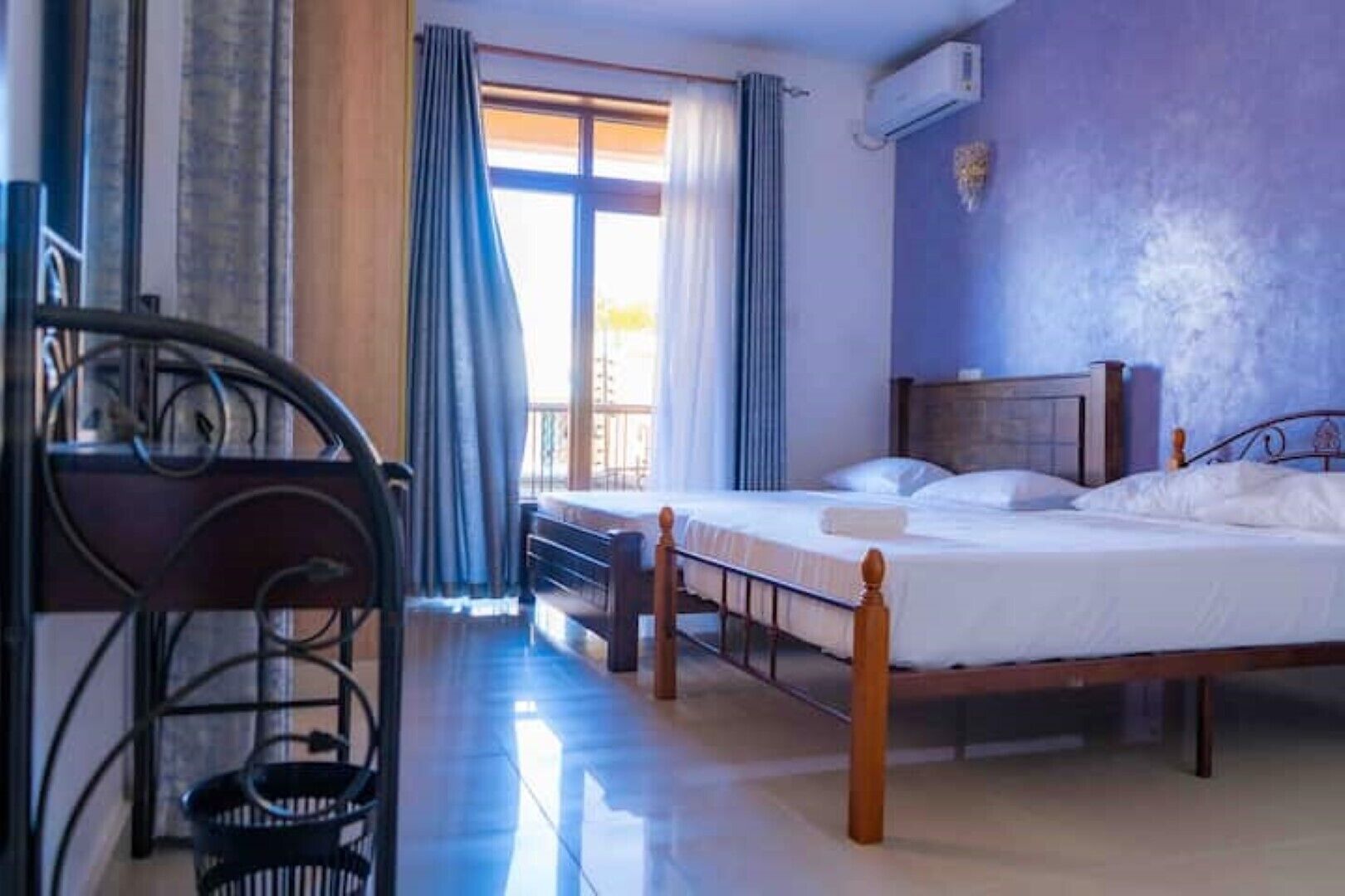 4 bedrooms, iron/ironing board, WiFi, bed sheets