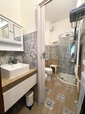 Shower, hair dryer, bidet, towels - 40 m2 studio in the center of Brescia, 90 m from parking, no ZCL (Brescia)