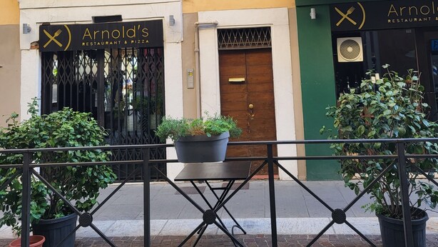 A building with a restaurant named Arnold's. - 40 m2 studio in the center of Brescia, 90 m from parking, no ZCL (Brescia)