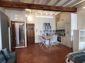 1 habitación, escritorio, tabla de planchar con plancha y wifi 