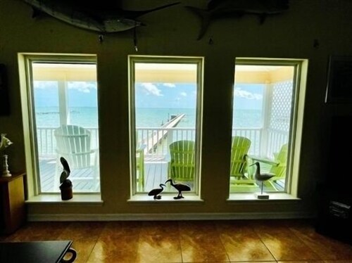 Wake Up to a Beautiful View! 3bdrm, 2 bath. Private Fishing Pier.
