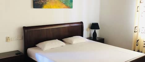 2 chambres, fer et planche à repasser, Wi-Fi, draps fournis