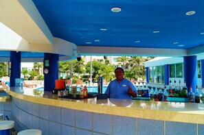 Bar (on property) - STUDIO CONDO HOTEL ZONE - PRIVATE BEACH ACCESS (Cancún)