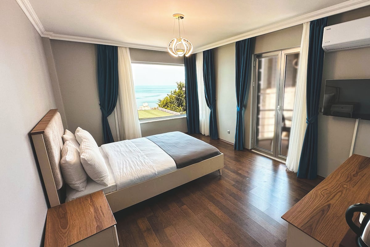 Luxury Triple Room | 1 bedroom, Egyptian cotton sheets, premium bedding, down comforters