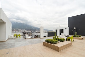 Outdoor dining - Rare Gem! Indoor Pool, Rooftop, Center of the City (Quito)