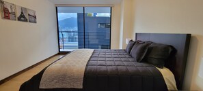2 bedrooms, WiFi, bed sheets - Rare Gem! Indoor Pool, Rooftop, Center of the City (Quito)
