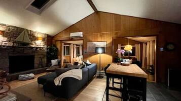 TV connectée, cheminée, chaßne hi-fi