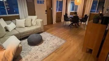 Smart TV, caminetto, impianto stereo