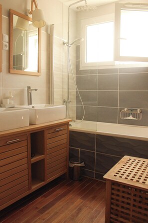 Dusche, Haartrockner, Handtücher, Seife