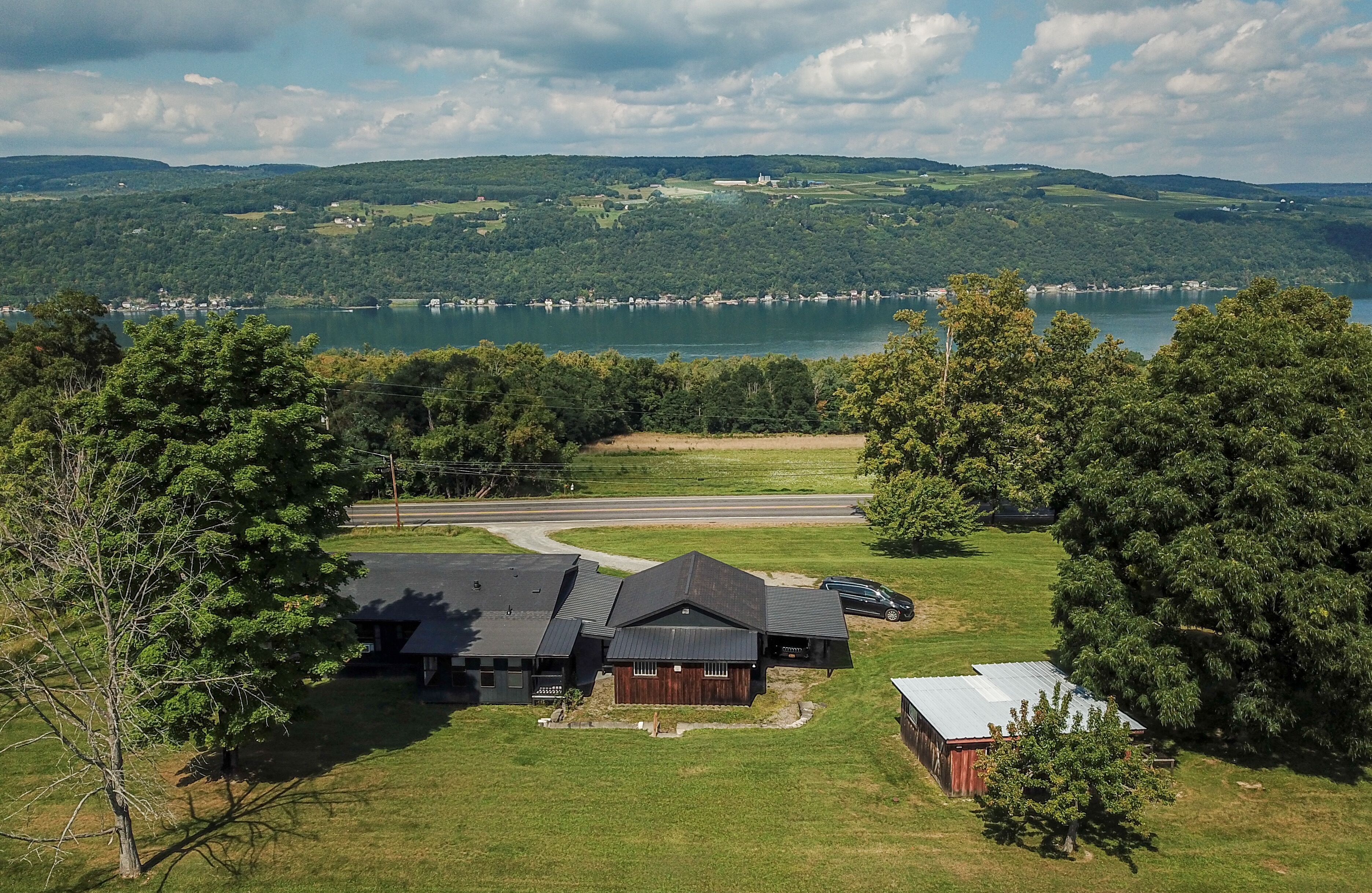 Cozy getaway with Keuka Lake views - minutes to wineries