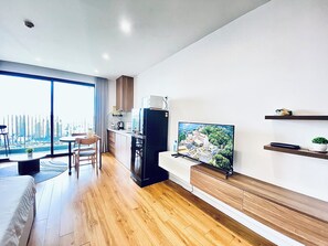 Studio Design, 1 grand lit | Coin séjour | Télévision LCD de 45 pouces avec chaînes numériques