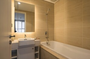 Bathtub, deep-soaking bathtub, designer toiletries, hair dryer - Vinhome D'capitale Service Apartment - Mikage Housing (Hanoi)