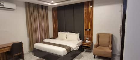 4 عدّة غرف نوم ومكواة/لوح كي وواي فاي وملاءات أسرّة