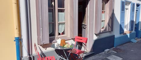 تناول الطعام بالخارج