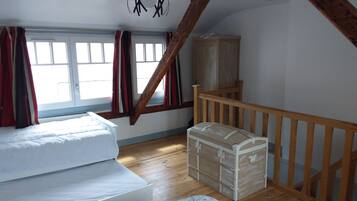 1 quarto, ferros/tábuas de passar roupa, berço de viagem