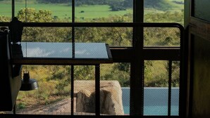 A wooden deck with a view of rolling hills and a clear sky. - CASA ÔNIX (Alto Paraíso de Goiás)