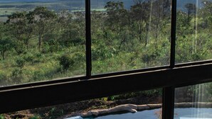 A wooden deck with a pool, overlooking a natural landscape. - CASA ÔNIX (Alto Paraíso de Goiás)